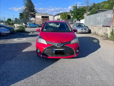 Usata Toyota Yaris 69 CV (50 kW) 2015 Rosso Utilitaria