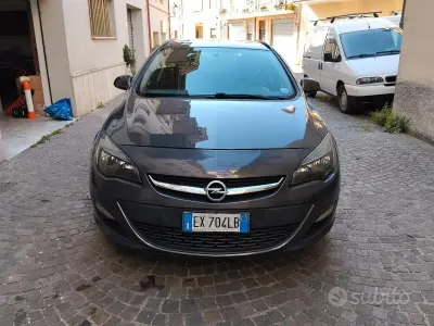 Usata Opel Astra 140 CV (102 kW) 2014 Grigio Station wagon