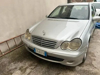 Usata Mercedes 220 150 CV (110 kW) 2005 Berlina