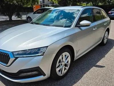 Usata Skoda Octavia 150 CV (110 kW) 2023 Grigio Station wagon