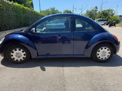 Usata VW New Beetle 105 CV (77 kW) 2007 Bluazzurro Utilitaria