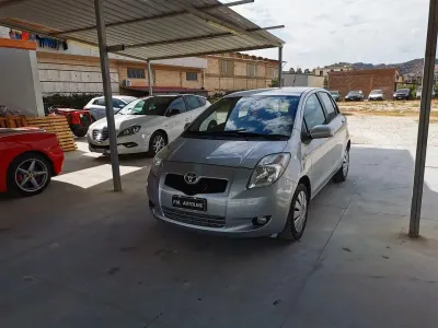 Usata Toyota Yaris Sol 100 CV (73 kW) 2010 Argento Utilitaria