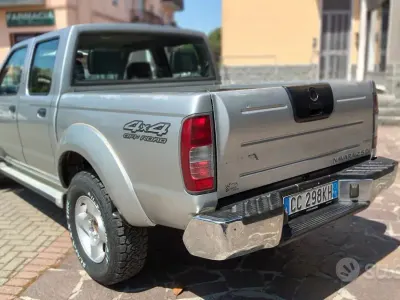 Usata Nissan Navara 133 CV (97 kW) 2002 Grigio Pick-up