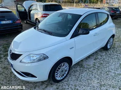 Usata Lancia Ypsilon Gold 95 CV (69 kW) 2017 Bianco Utilitaria