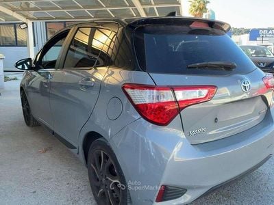 Grigio Usata 2018 Toyota Yaris Hybrid Berlina | 10.990 € (Buon prezzo)