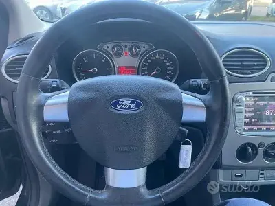 Begagnad Ford Focus Titanium 90 HK (66 kW) 2008 Grå Sedan