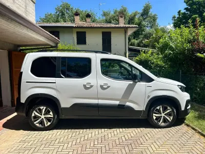 Usata Peugeot Rifter GT-line 131 CV (96 kW) 2020 Bianco Monovolume