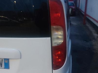 Begagnad Fiat Doblò 77 HK (56 kW) 2006 Vit Minibuss
