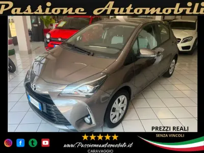 Usata Toyota Yaris Active 69 CV (50 kW) 2018 Grigio Berlina