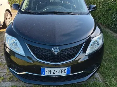 Usata Lancia Ypsilon Gold 69 CV (50 kW) 2017 Nero Utilitaria