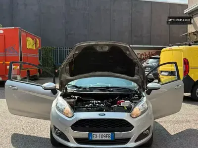 Usata Ford Fiesta 97 CV (71 kW) 2014 Grigio Utilitaria