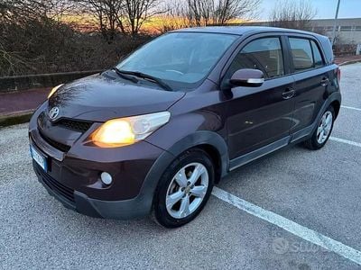 Begagnad Toyota Urban Cruiser Luxury 101 HK (74 kW) 2010 Brun Halvkombi