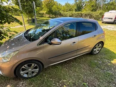 Usata Peugeot 208 68 CV (50 kW) 2012 Utilitaria