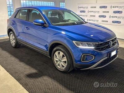 Usata VW T-Roc Life 110 CV (80 kW) 2022 Blu metallizzato SUV
