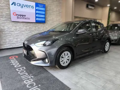 Usata Toyota Yaris Hybrid Business Edition 92 CV (67 kW) 2022 Grigio scuro metallizzato Berlina