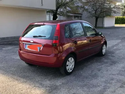 Usata Ford Fiesta Ambiente 75 CV (55 kW) 2003 Rosso Utilitaria