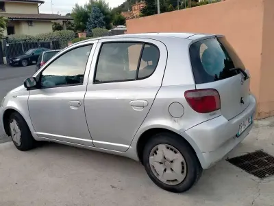 Begagnad Toyota Yaris 86 HK (63 kW) 2001 Silver Sedan