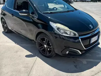Usata Peugeot 208 GT-line 120 CV (88 kW) 2015 Nero Utilitaria