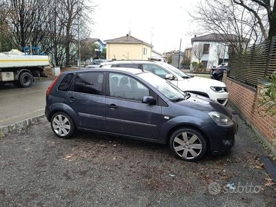 Usata Ford Fiesta 75 CV (55 kW) 2006 Grigio Berlina