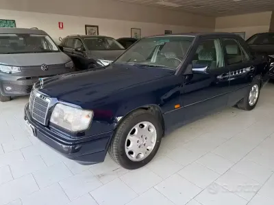 Usata Mercedes E250 Elegance 113 CV (83 kW) 1996 Blu Berlina