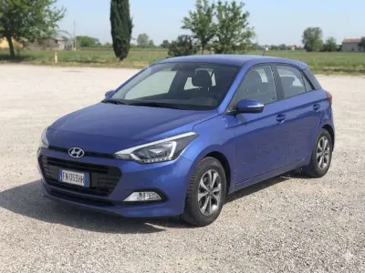Käytetty Hyundai i20 Classic 75 HP (55 kW) 2018 Sininen Katumaasturi