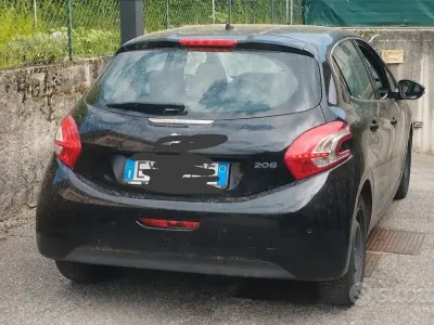 Usata Peugeot 208 Allure 82 CV (60 kW) 2015 Nero Utilitaria