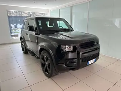 Usata Land Rover Defender 525 CV (386 kW) 2024 Santorni black SUV