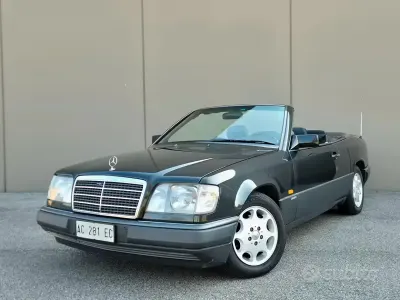 Usado Mercedes E200 136 CV (100 kW) 1994 Gris Descapotable