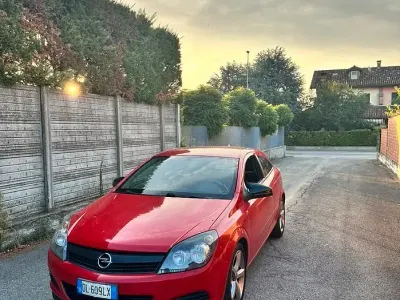 Usata Opel Astra GTC 90 CV (66 kW) 2007 Rosso Berlina