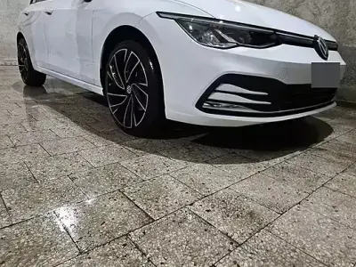 Usata VW Golf VIII 150 CV (110 kW) 2022 Bianco Utilitaria