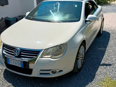 Usata VW Eos 122 CV (89 kW) 2009 Bianco Cabrio
