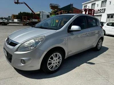 Usata Hyundai i20 Comfort 77 CV (56 kW) 2010 Grigio Utilitaria