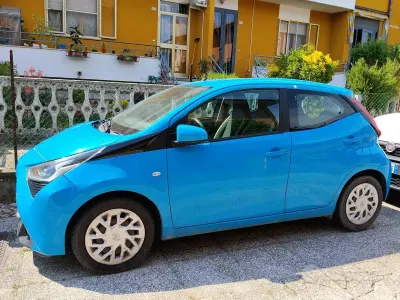 Usata Toyota Aygo 69 CV (50 kW) 2018 Blu Utilitaria