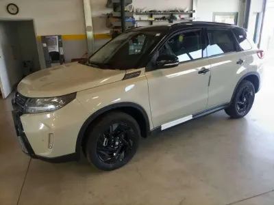 Nuova Suzuki Vitara 110 CV (80 kW) 2026 Avorio africa tetto nero SUV