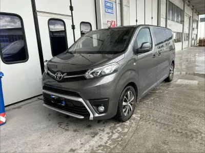 Usata Toyota Proace 147 CV (108 kW) 2023 Grigio Monovolume