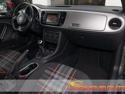Usata VW Beetle Cabriolet Design 105 CV (77 kW) 2015 Grigio Cabrio