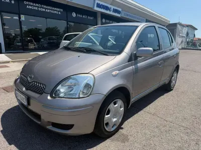 Usata Toyota Yaris 75 CV (55 kW) 2004 Grigio Utilitaria