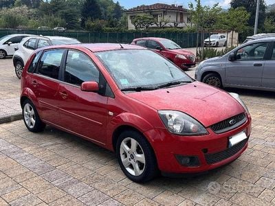 Usata Ford Fiesta Titanium 68 CV (50 kW) 2007 Rosso Utilitaria