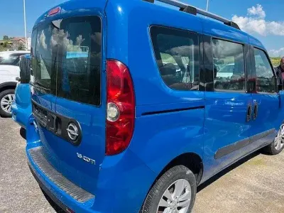 Usata Opel Combo Cosmo 105 CV (77 kW) 2014 Blu Monovolume