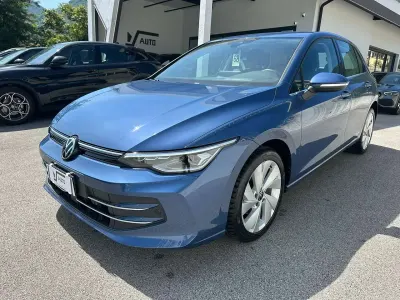 Usata VW Golf VIII Style 150 CV (110 kW) 2025 Anemone blue metallizzato Berlina