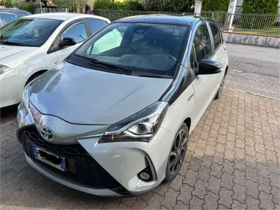 Begagnad Toyota Yaris Hybrid Edition 73 HK (53 kW) 2019 Grå Sedan