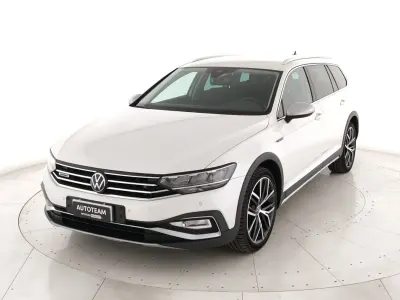 Usata VW Passat Alltrack 200 CV (147 kW) 2022 Bianco Station wagon