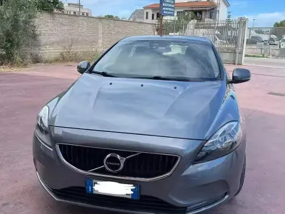 Usata Volvo V40 120 CV (88 kW) 2017 Grigio Berlina