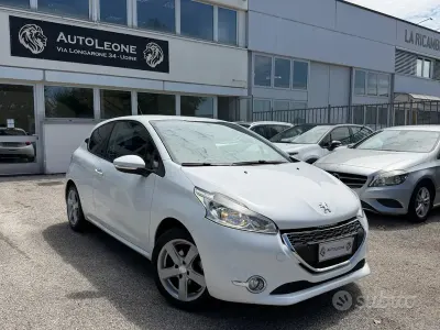 Usata Peugeot 208 Allure 82 CV (60 kW) 2012 Bianco Utilitaria