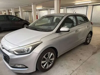 Usata Hyundai i20 Comfort 85 CV (62 kW) 2015 Argento Berlina