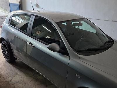 Usata Alfa Romeo 147 116 CV (85 kW) 2002 Grigio Utilitaria