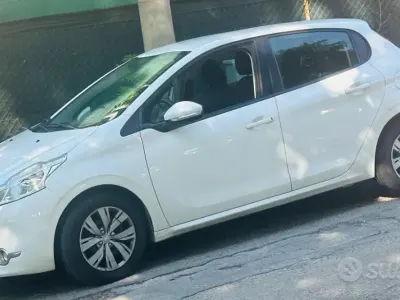 Usata Peugeot 208 Active 68 CV (50 kW) 2014 Bianco Utilitaria