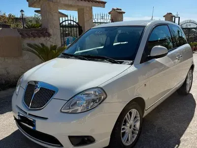 Usata Lancia Ypsilon 75 CV (55 kW) 2010 Bianco Utilitaria