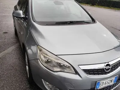 Usata Opel Astra 110 CV (80 kW) 2010 Berlina
