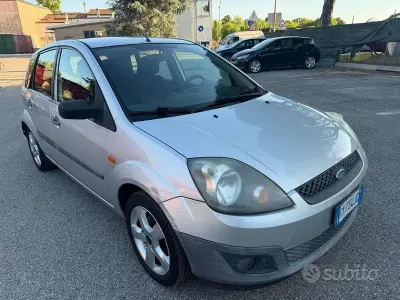 Usado Ford Fiesta Ghia 68 HP (50 kW) 2005 Cinzento Citadino